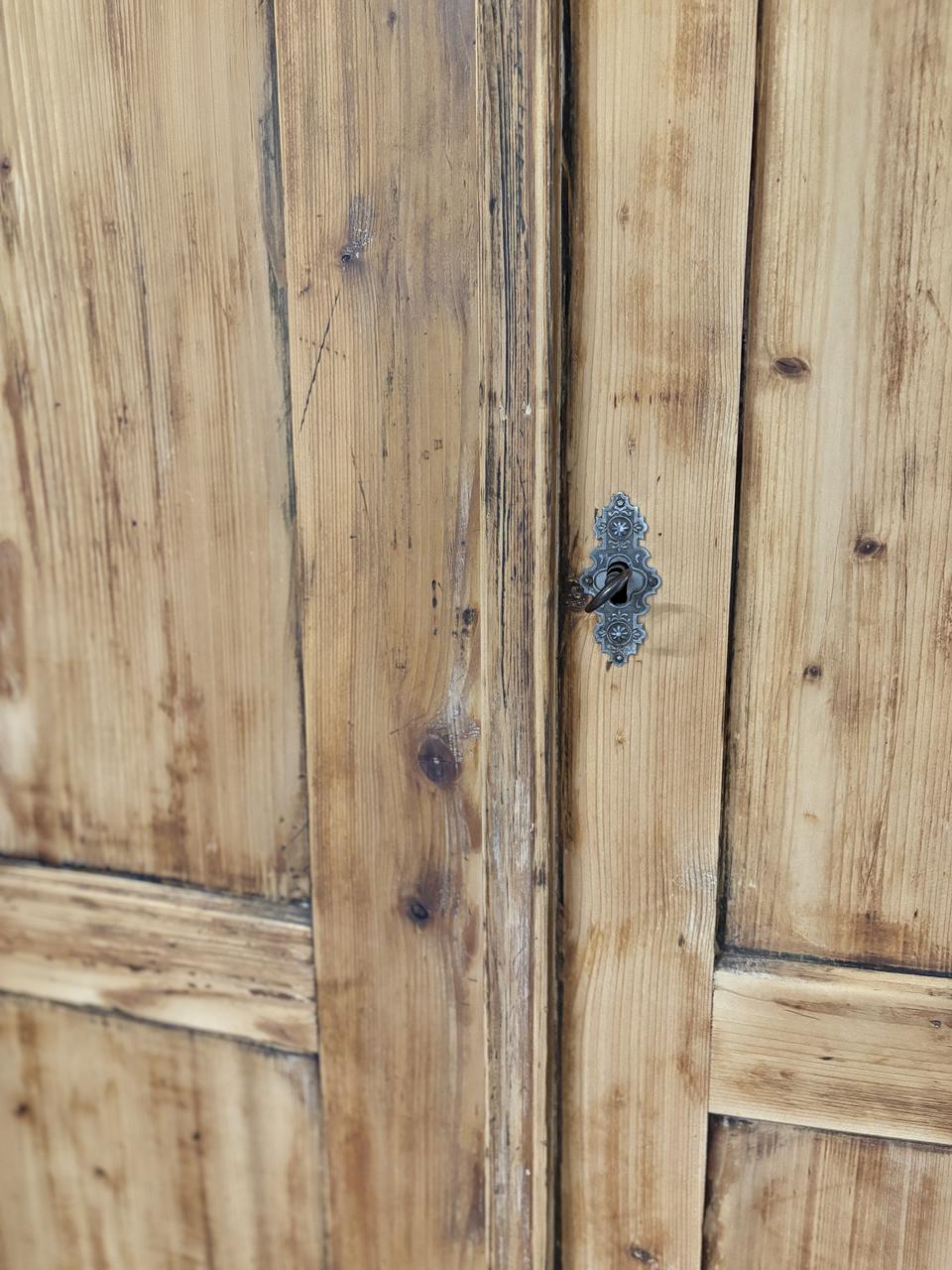 Armoire patinée en pin massif
