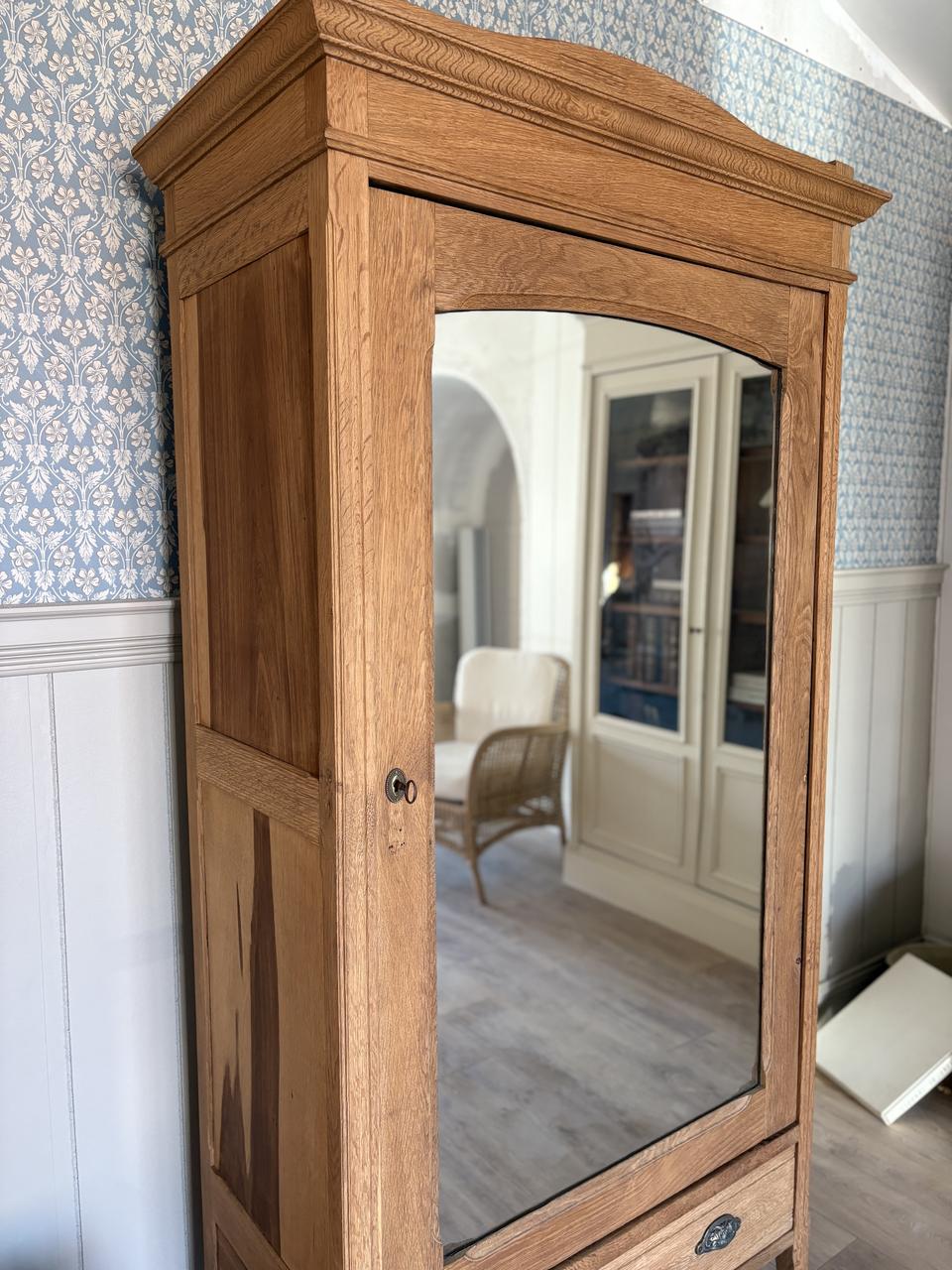 Armoire en chêne et miroir en mercure