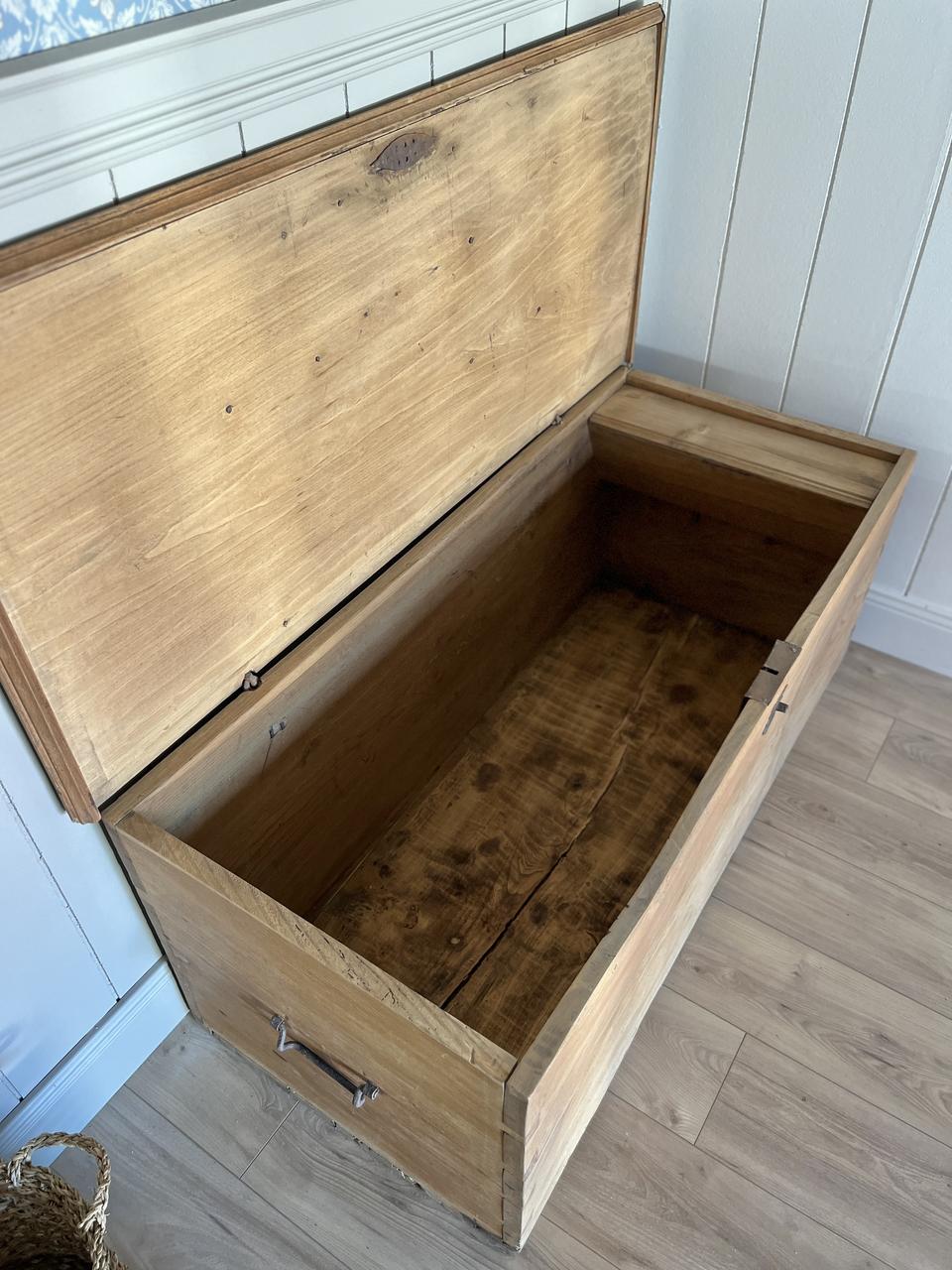 Grand coffre en bois massif