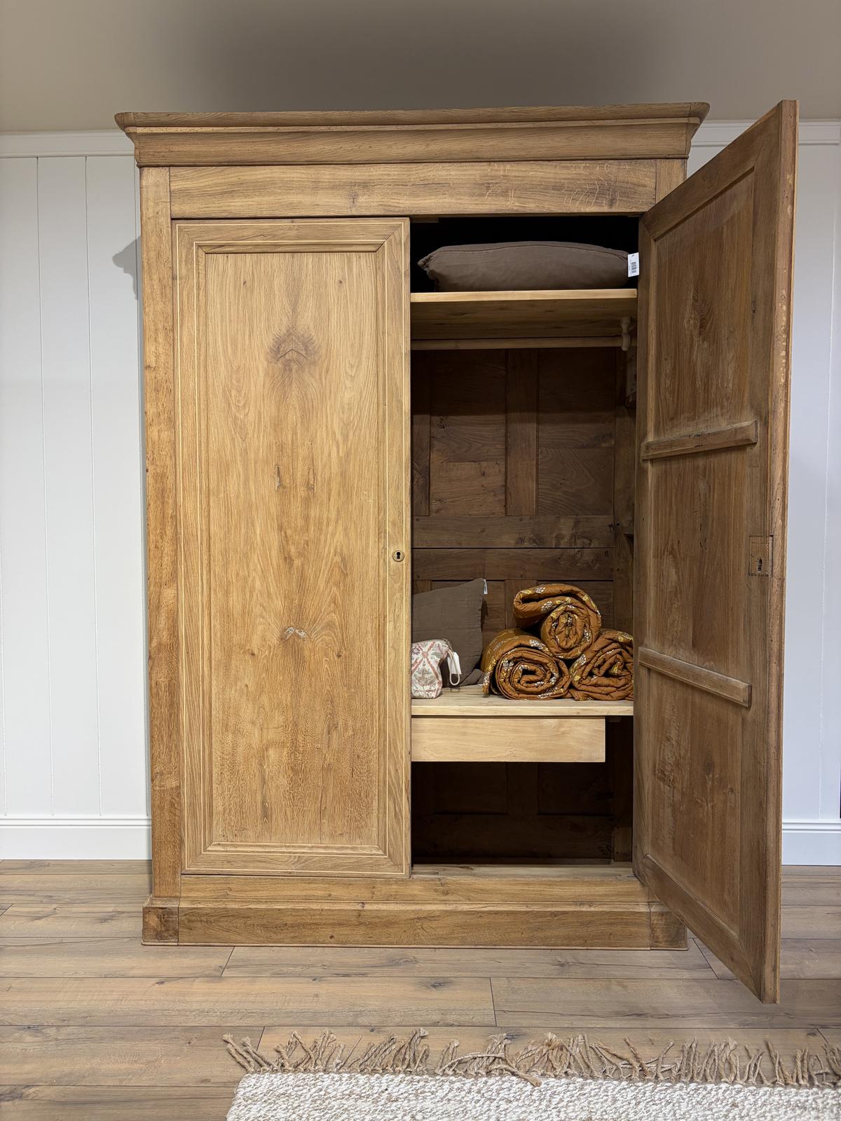 Armoire en chêne massif