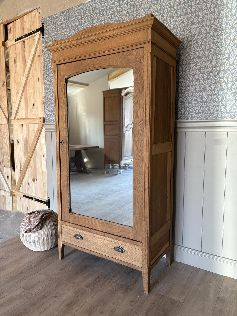 Armoire en chêne et miroir en mercure