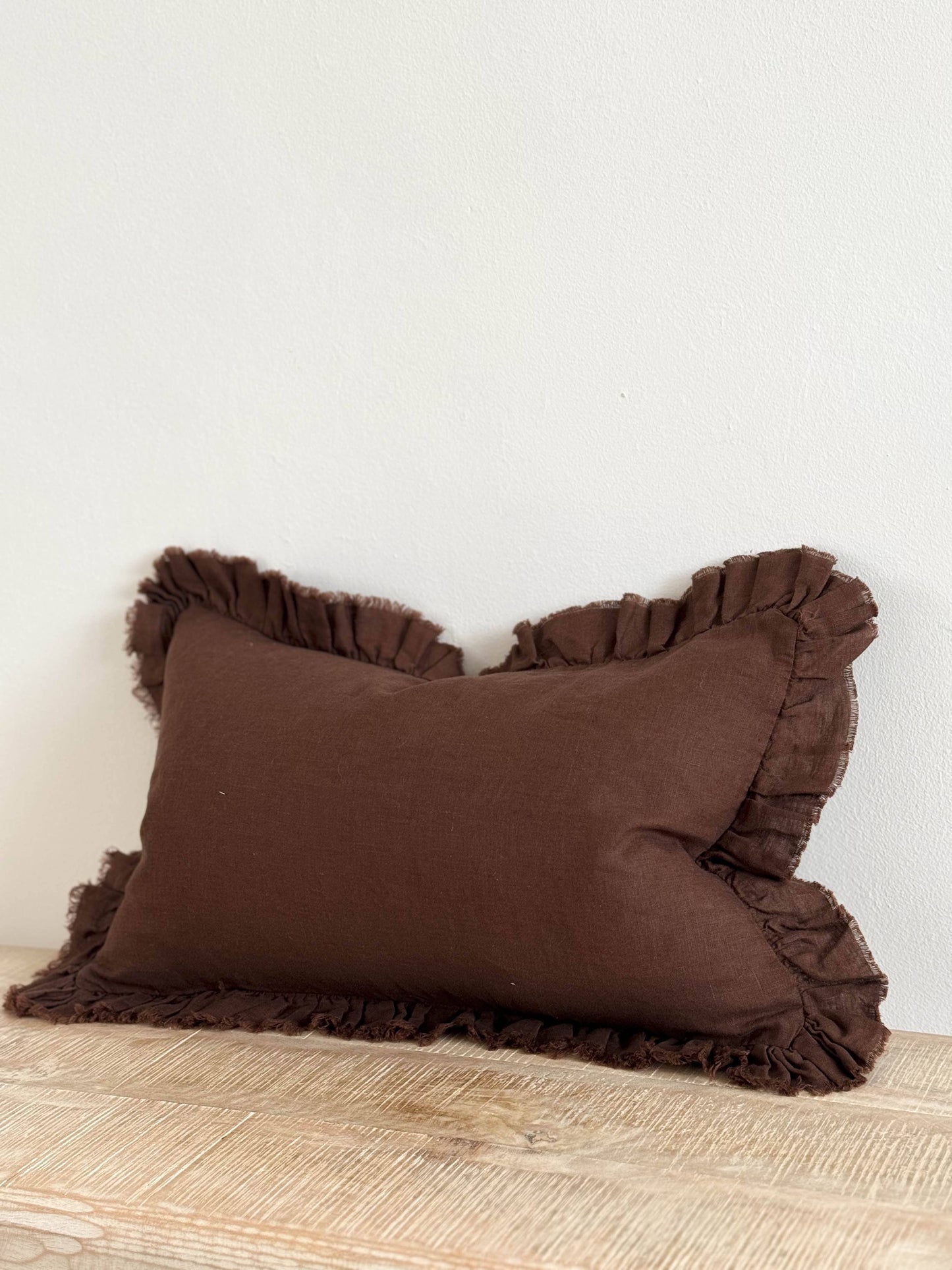 Coussin en lin à volants 50x30 — Marron foncé