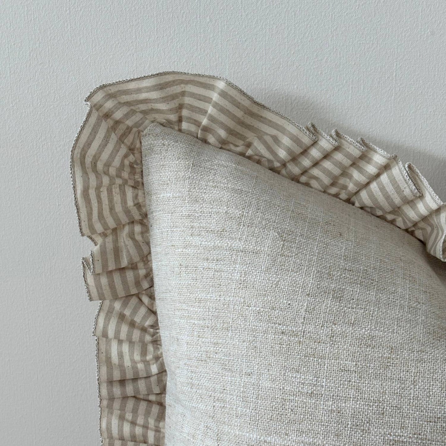 Housse de coussin Bella beige rayée à volants 45x45