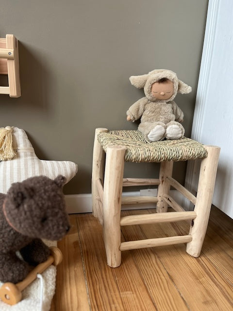 Tabouret en bois et herbier