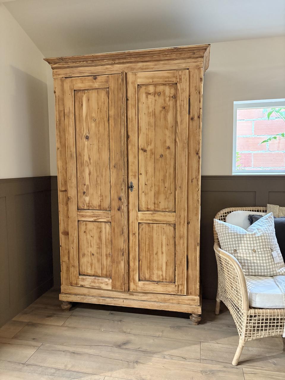Armoire patinée en pin massif
