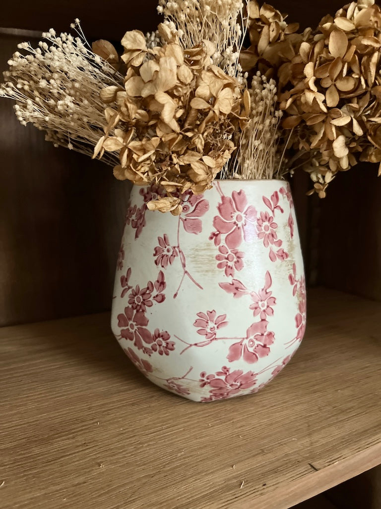 Cache pot fleurs rouges