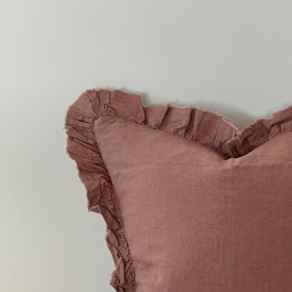 Housse de coussin en lin à volants rose poudré - 65 x 65 cm