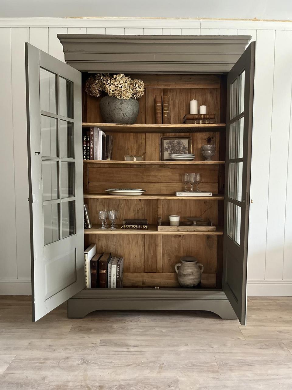 Grande vitrine en merisier kaki