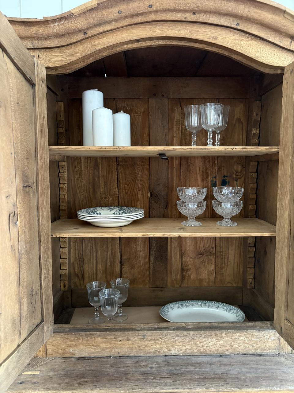 Vaisselier ancien en chêne massif – charme authentique et lignes galbées