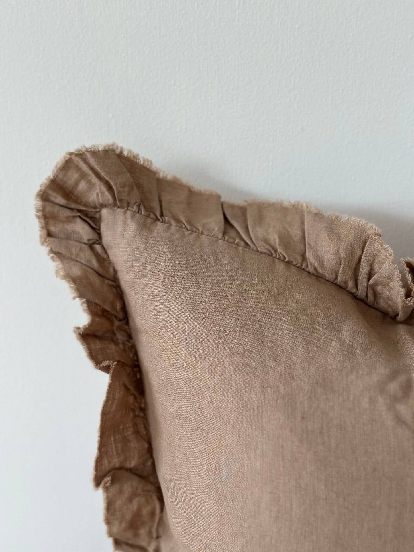 Housse de coussin en lin à volants – brun café 65 x 65 cm