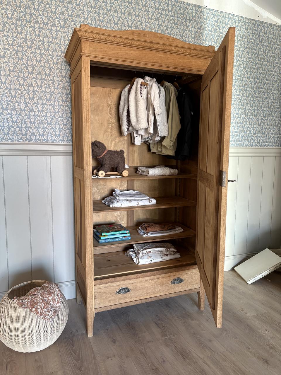 Armoire en chêne et miroir en mercure