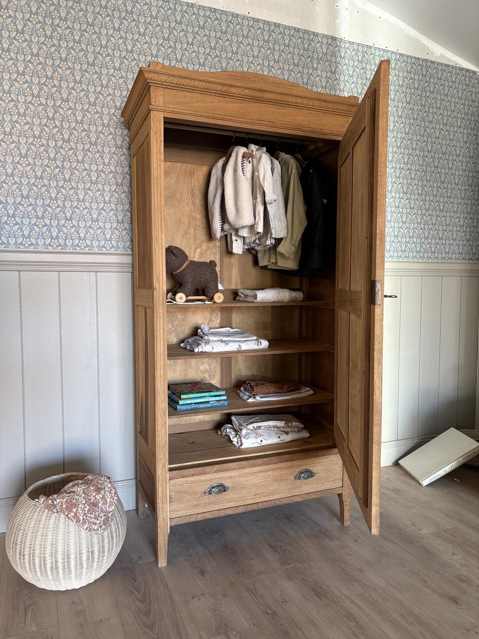 Armoire en chêne et miroir en mercure