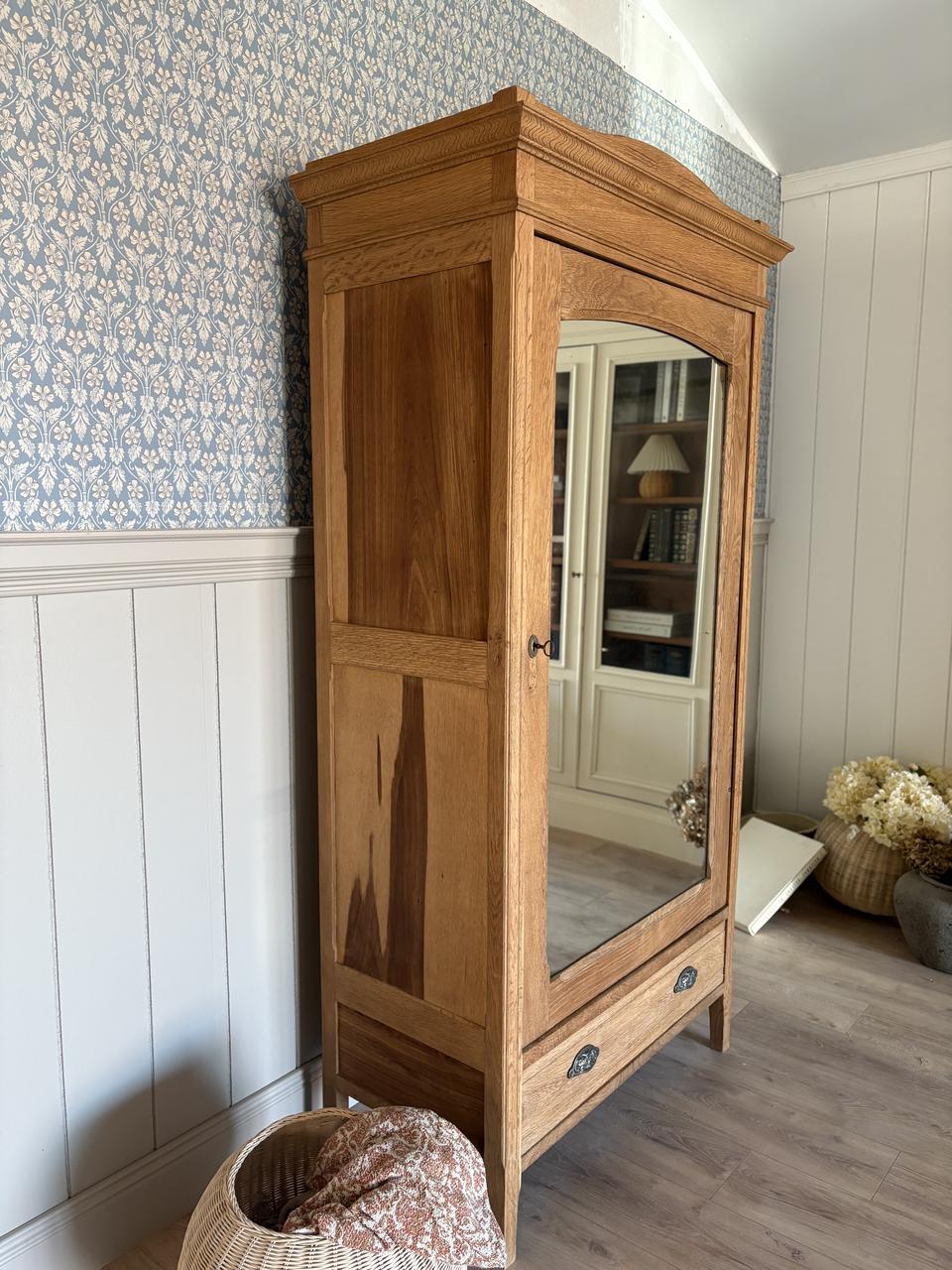 Armoire en chêne et miroir en mercure