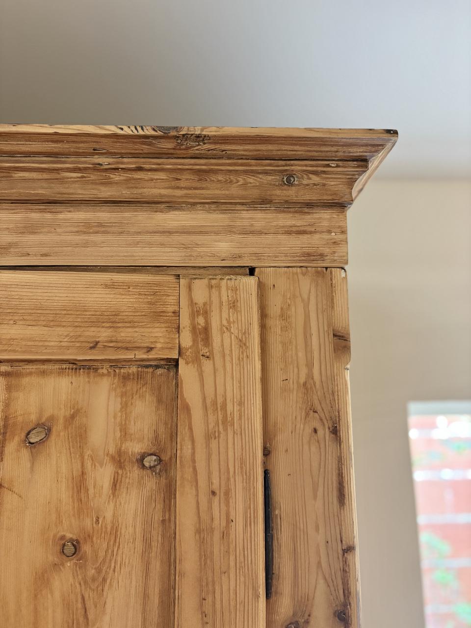 Armoire patinée en pin massif