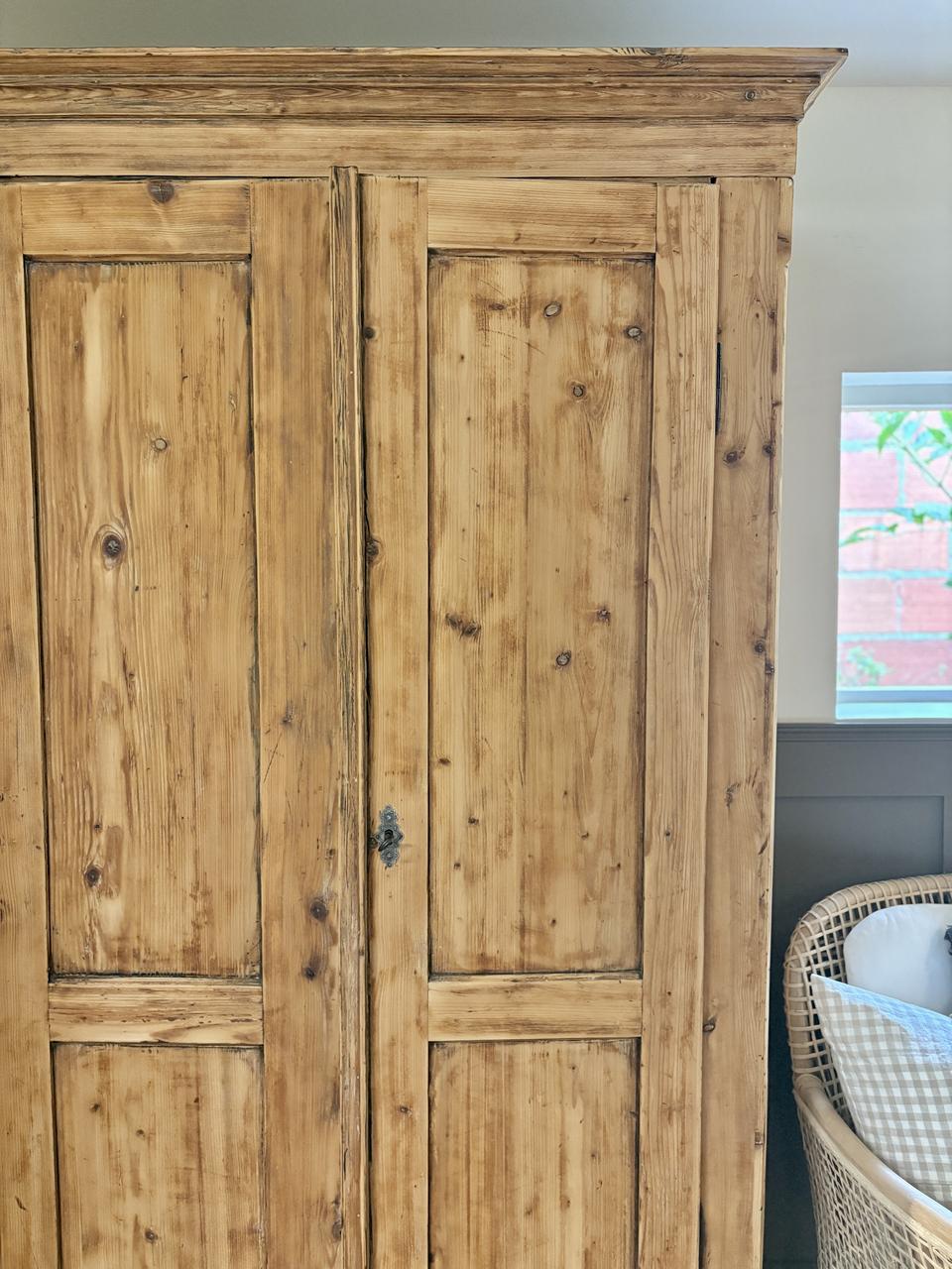 Armoire patinée en pin massif