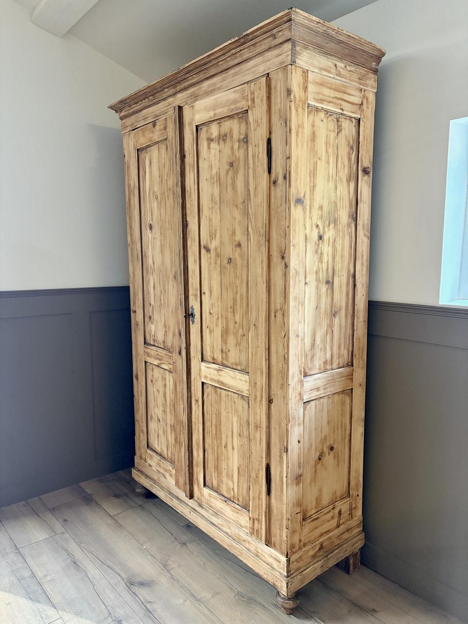 Armoire patinée en pin massif