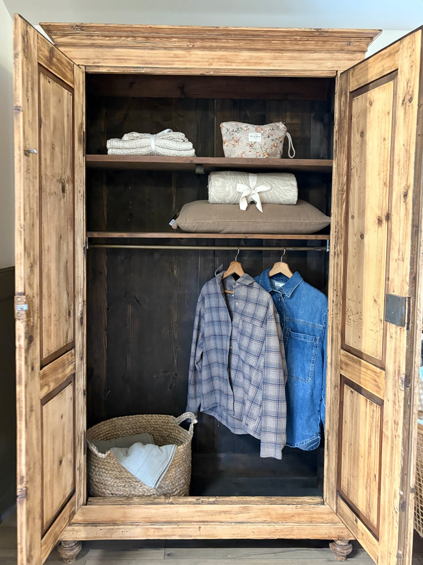 Armoire patinée en pin massif