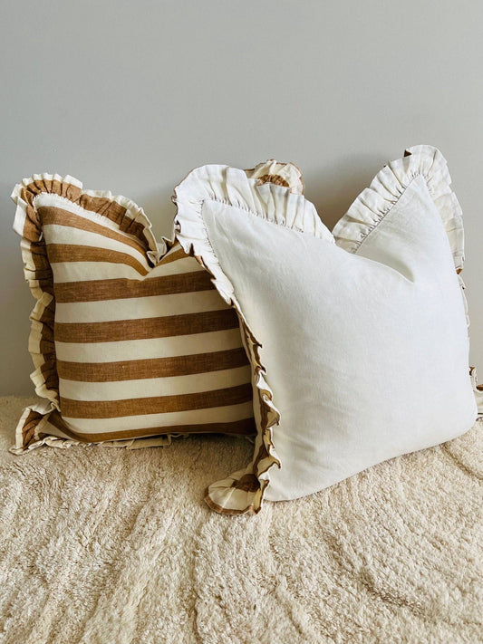 Coussin à Volants Réversible en Lin Pur - Large Rayure Toffee/ Blanc Chaleureux