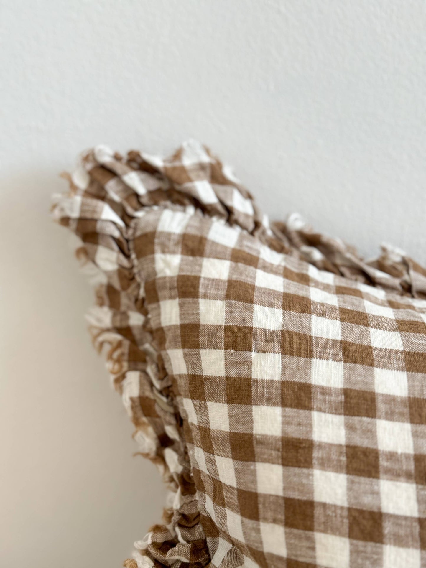 Housse de coussin en lin et volants vichy marron - 50x30 cm