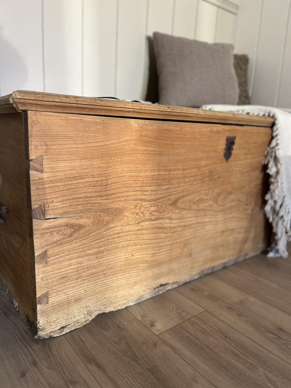 Grand coffre en bois massif