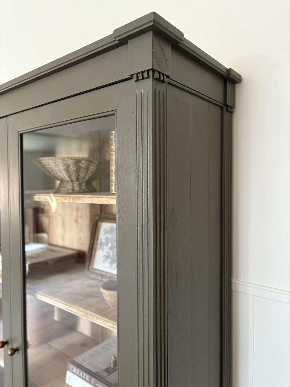 Vitrine de style Louis XVI - kaki