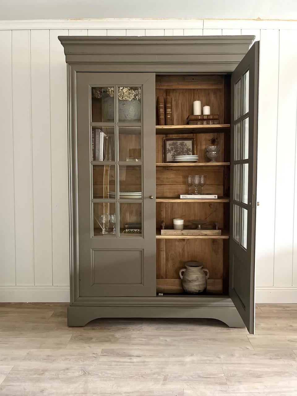Grande vitrine en merisier kaki