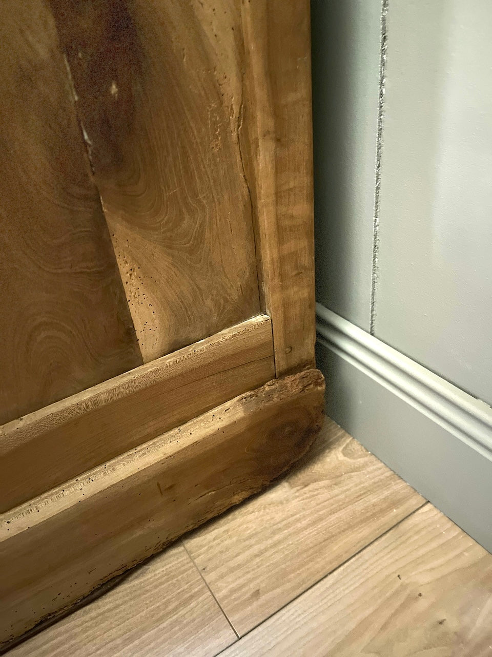 Grande armoire penderie en noyer