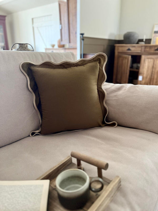 Coussin festonné kaki passepoil écru