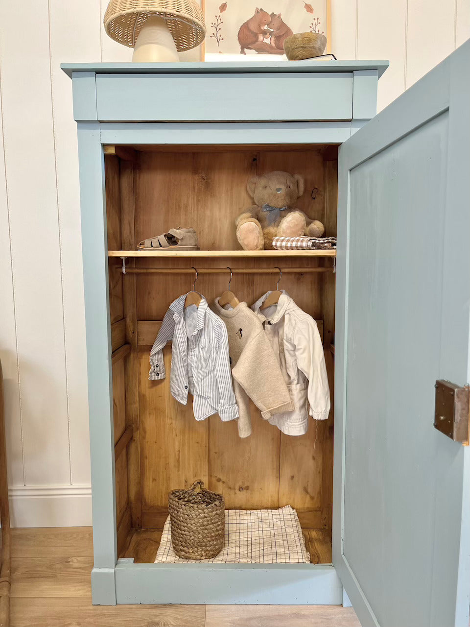 Bonnetière/armoire d’enfant - bleu vintage