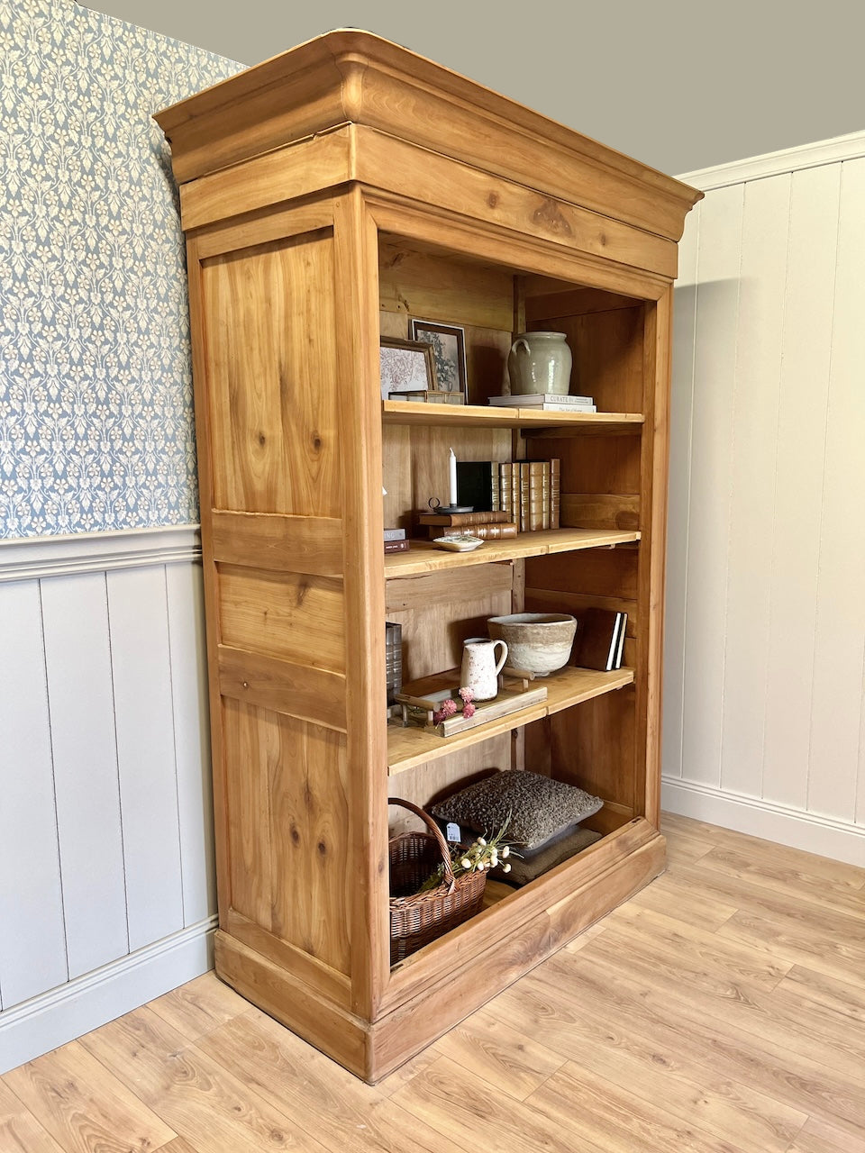 Grande armoire penderie en noyer