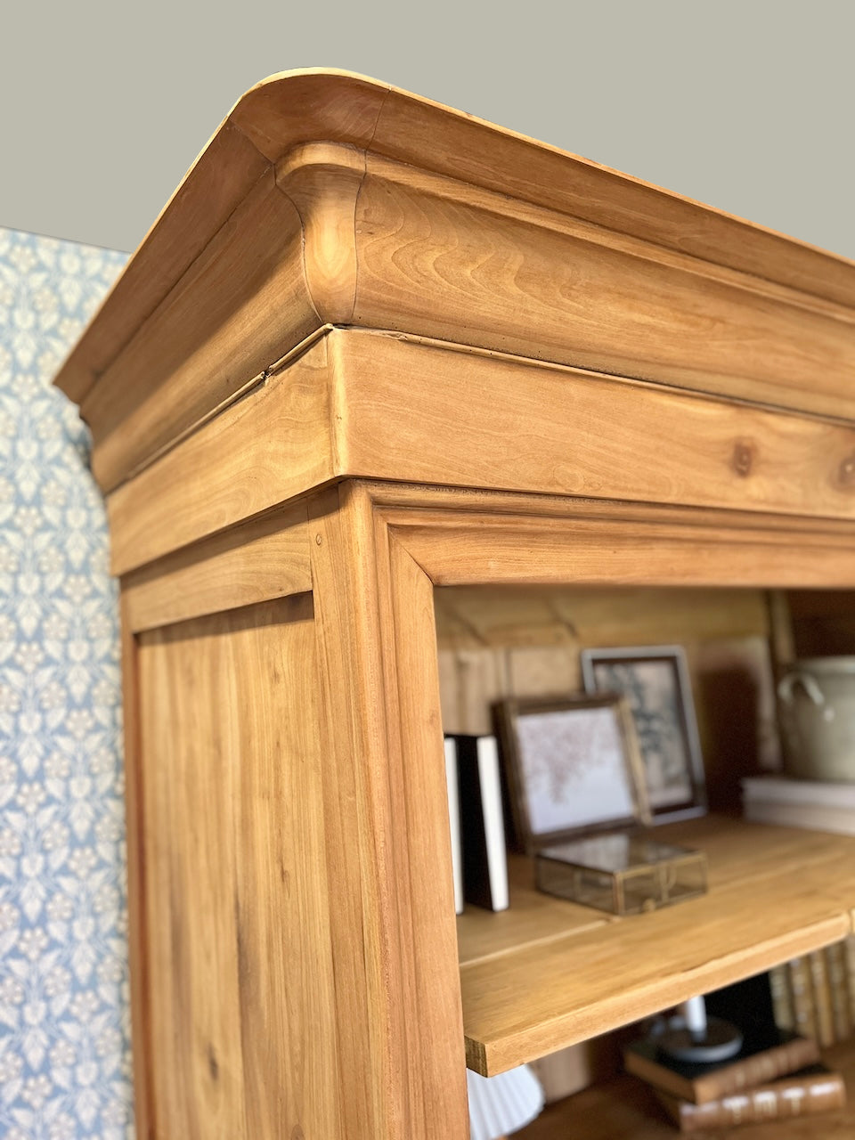 Grande armoire penderie en noyer
