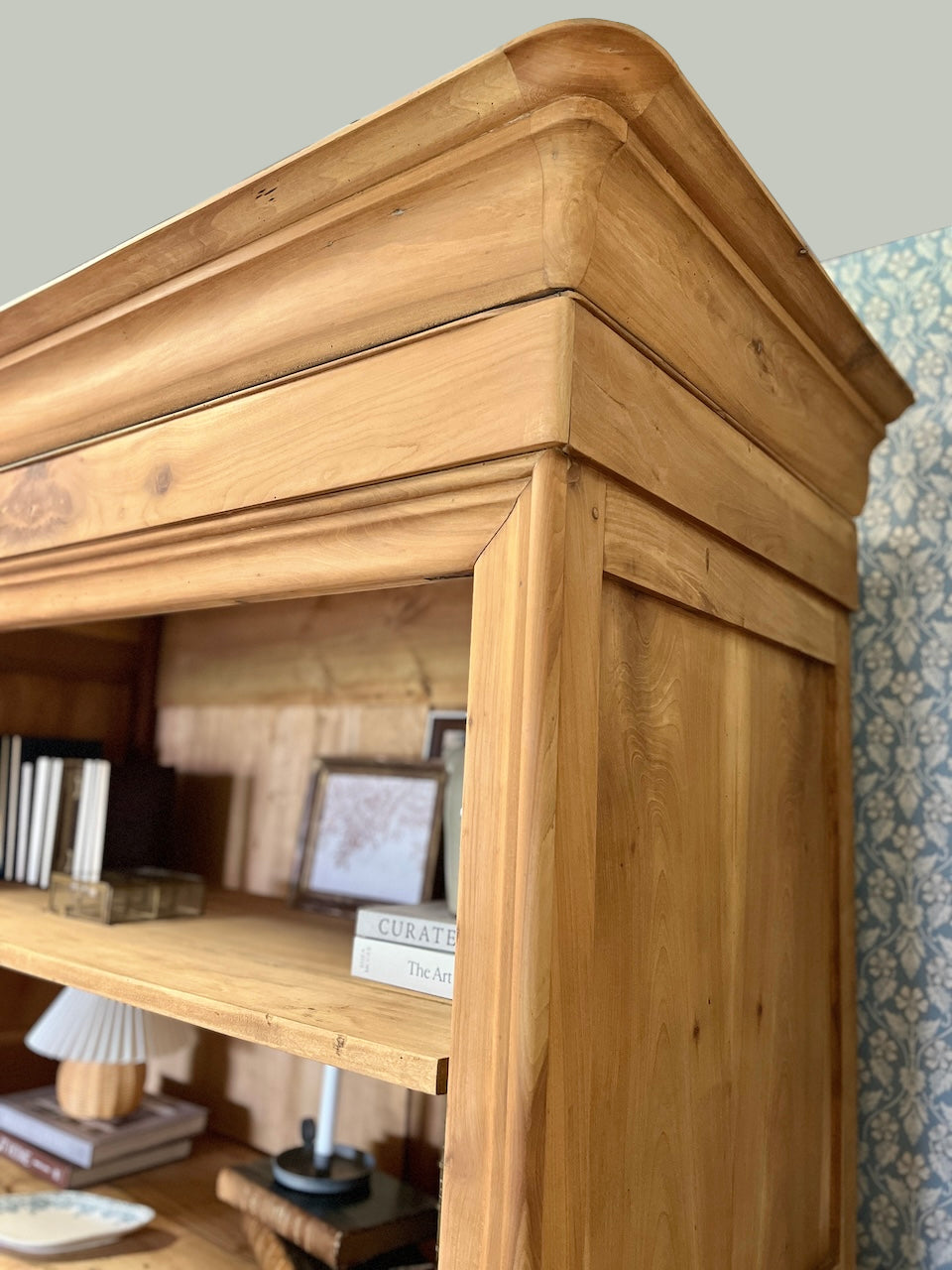 Grande armoire penderie en noyer