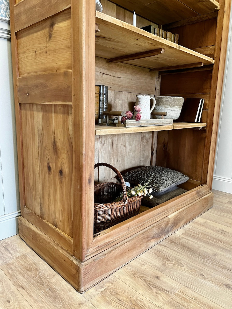 Grande armoire penderie en noyer