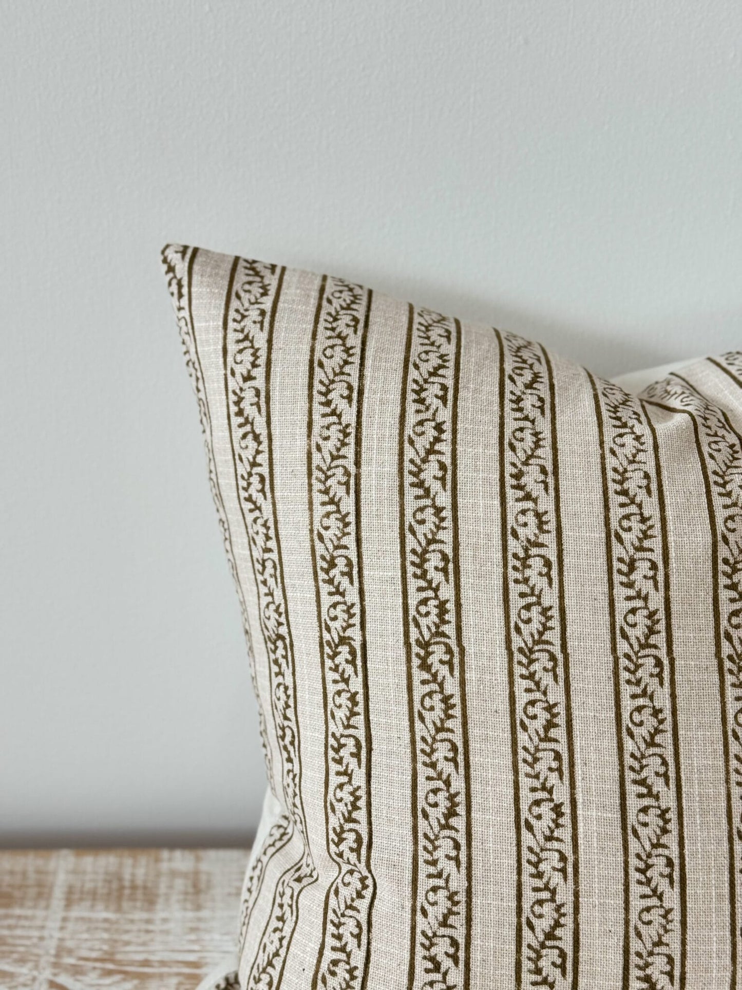 Coussin Ivy imprimé rayure olive - 45x45cm