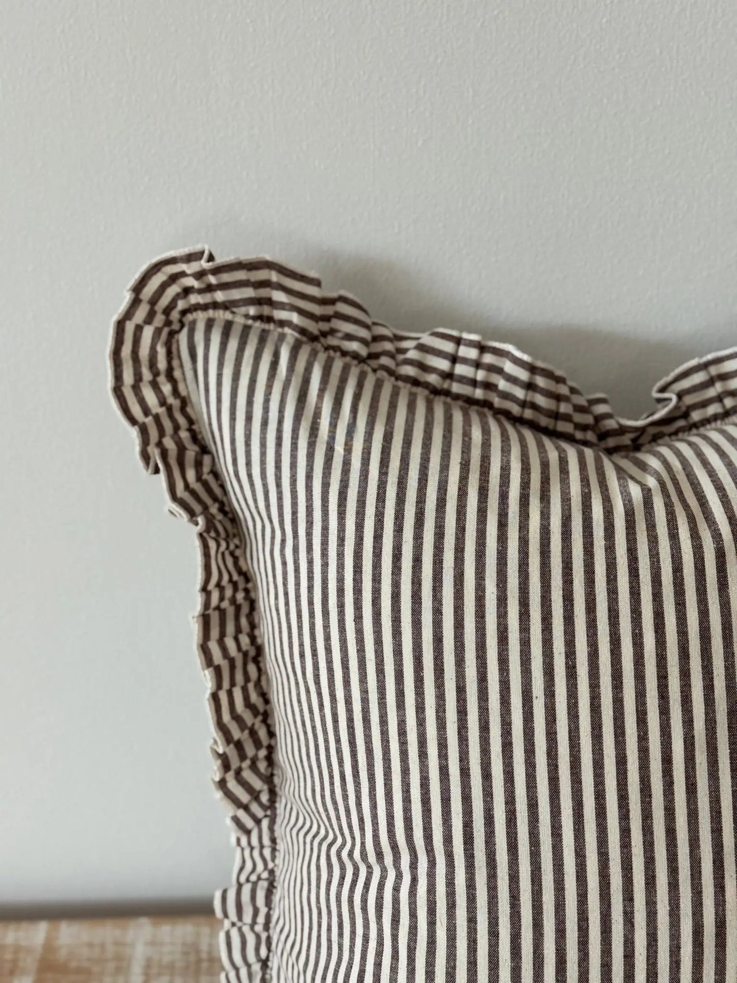 Housse de coussin Ruffle en coton 45x45 — Rayure marron foncé