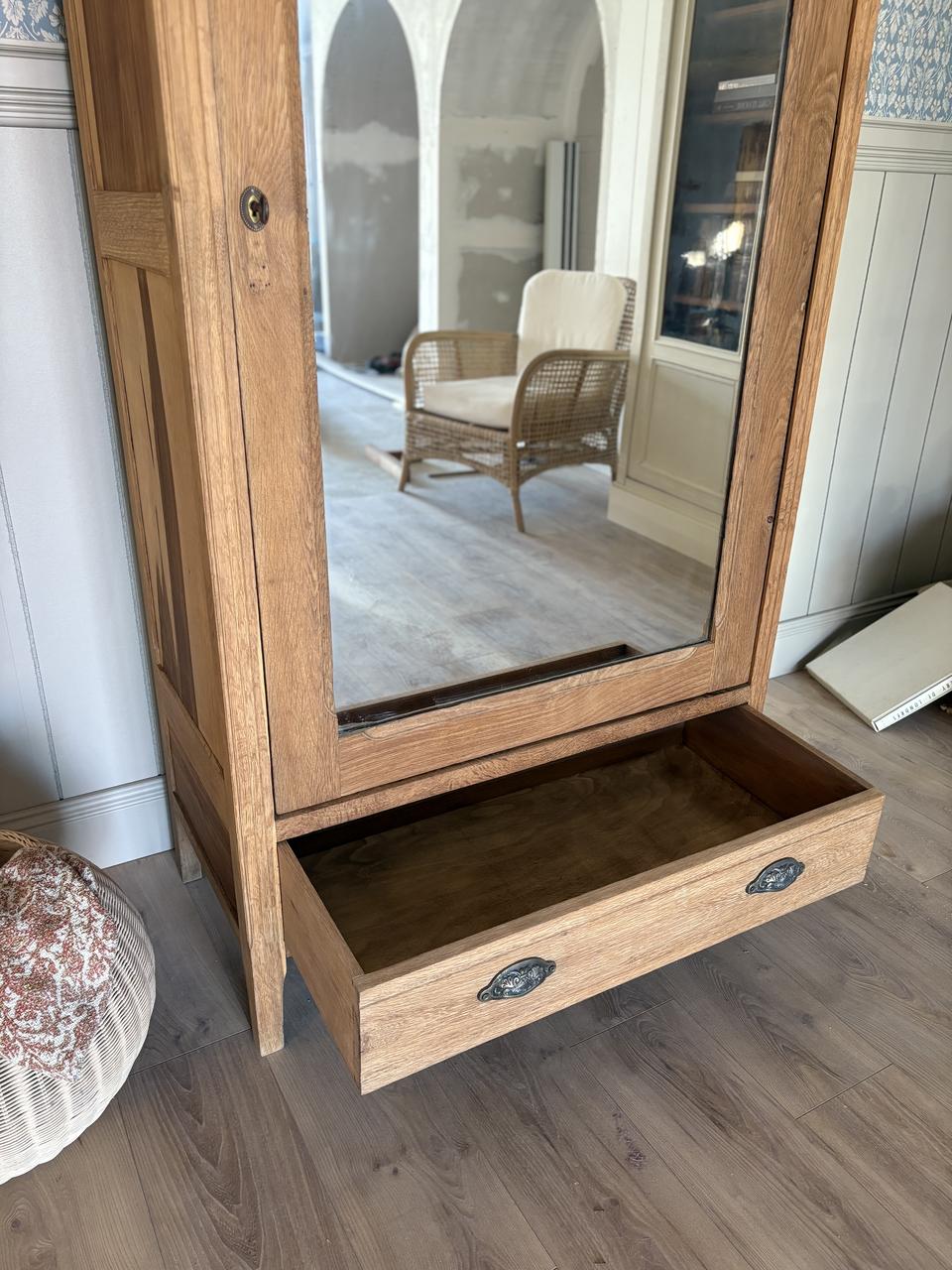 Armoire en chêne et miroir en mercure
