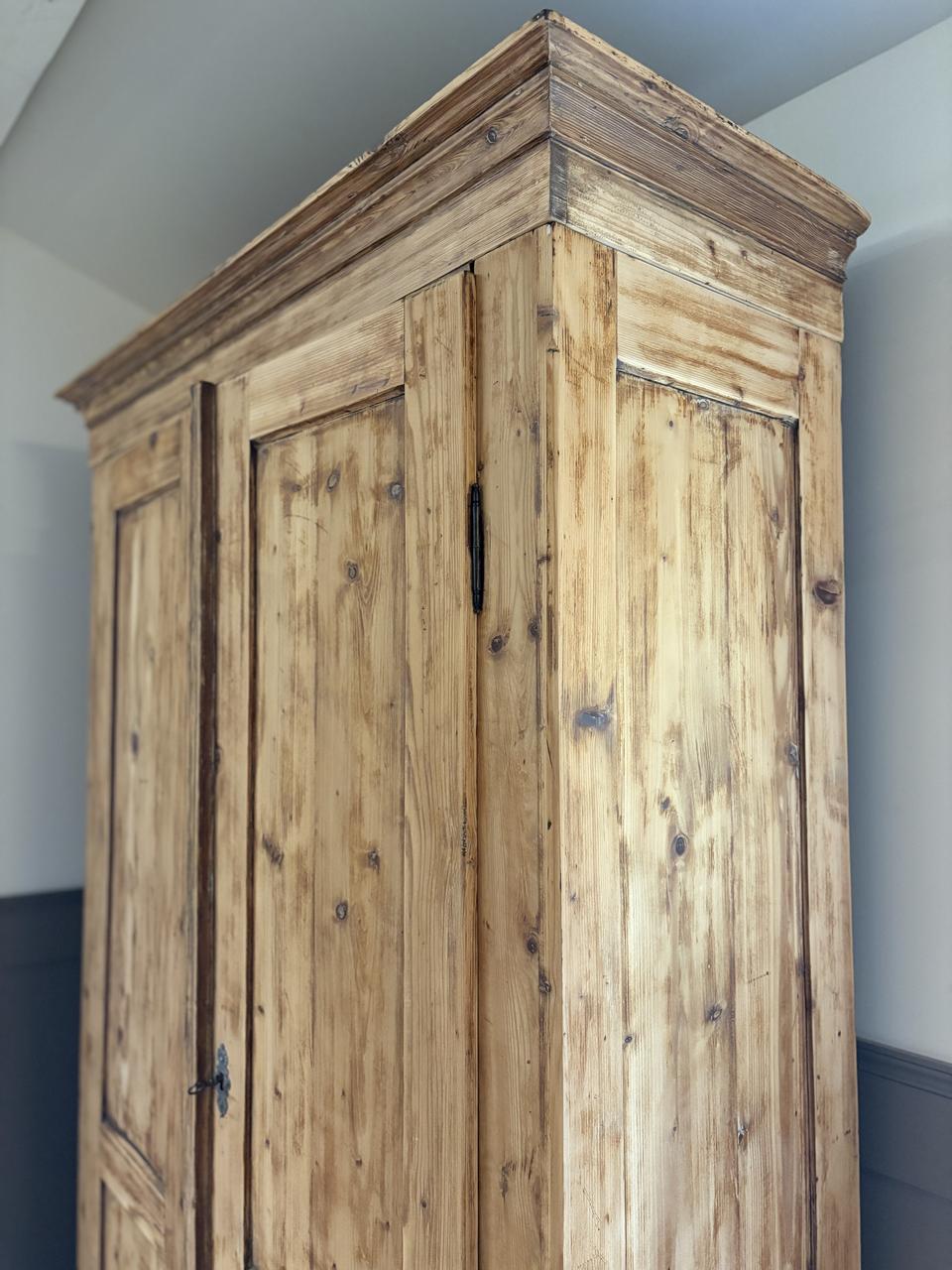 Armoire patinée en pin massif