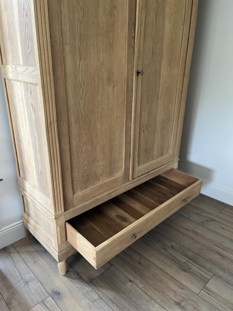 Armoire en chêne massif