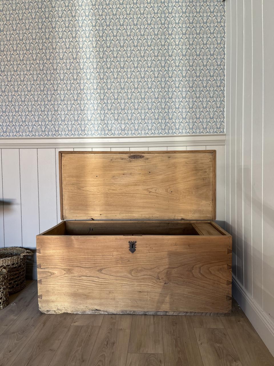 Grand coffre en bois massif