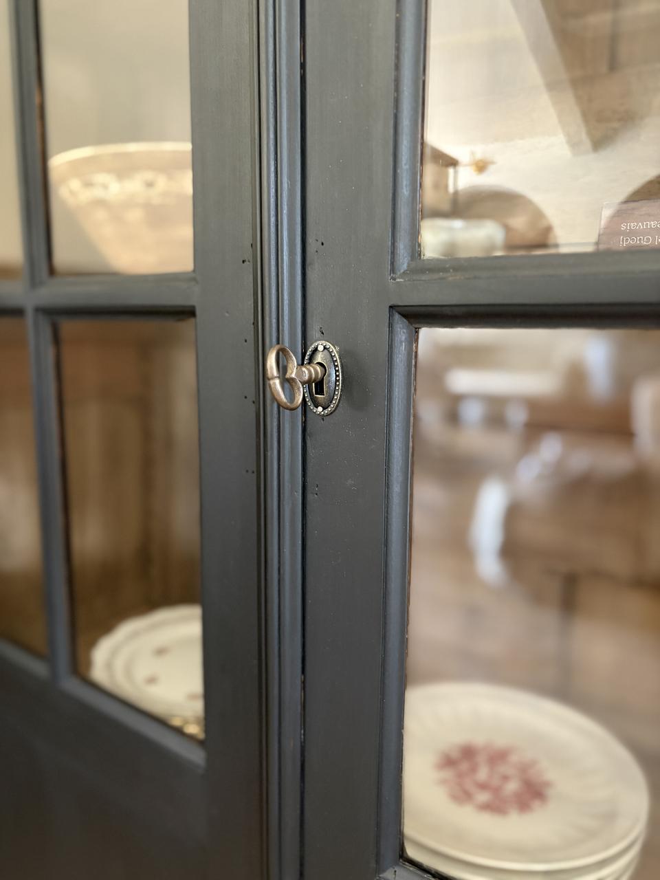 Vitrine en bois teintée noire