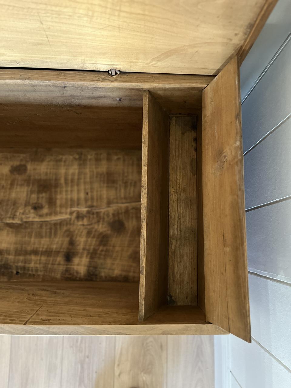 Grand coffre en bois massif