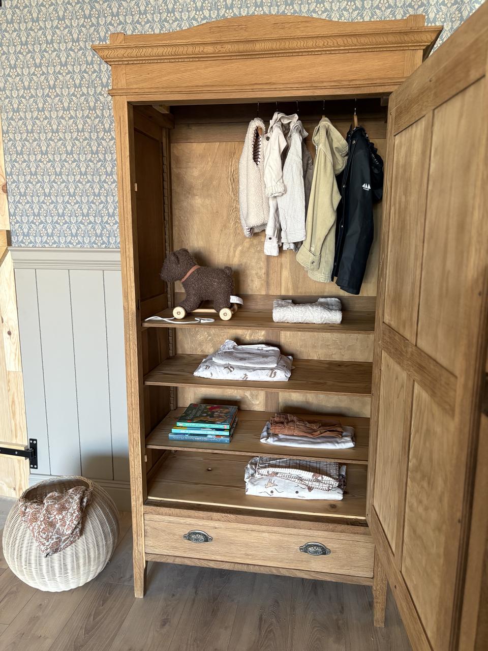 Armoire en chêne et miroir en mercure