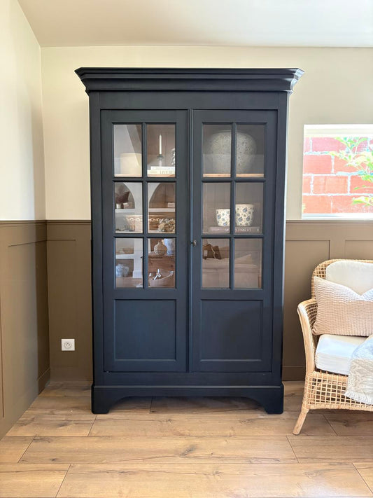 Vitrine en bois teintée noire