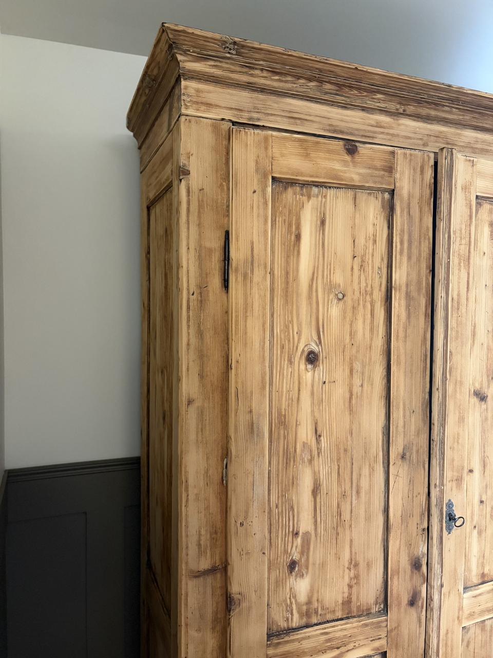 Armoire patinée en pin massif