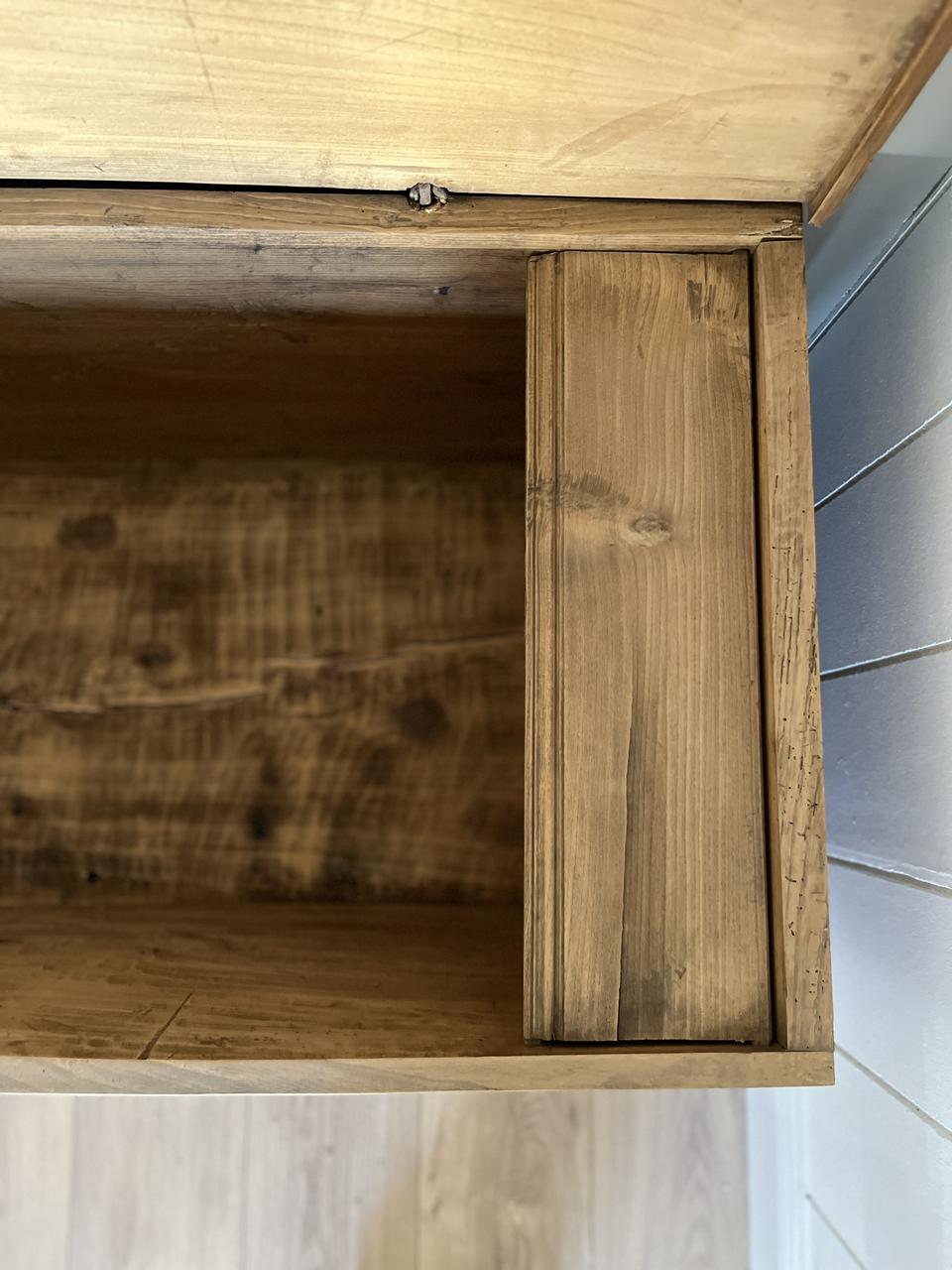 Grand coffre en bois massif