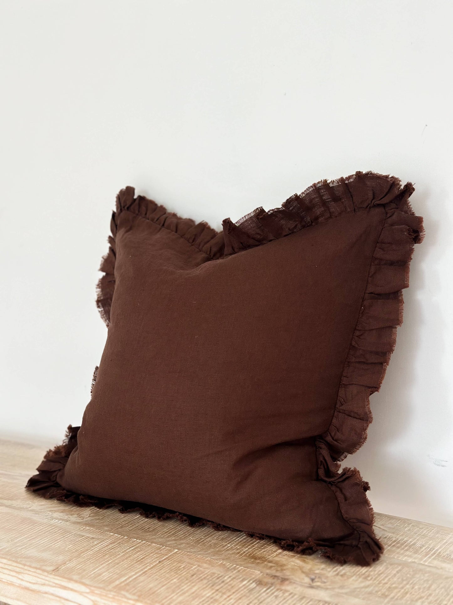 Coussin en lin à volants 45x45 cm — Marron foncé