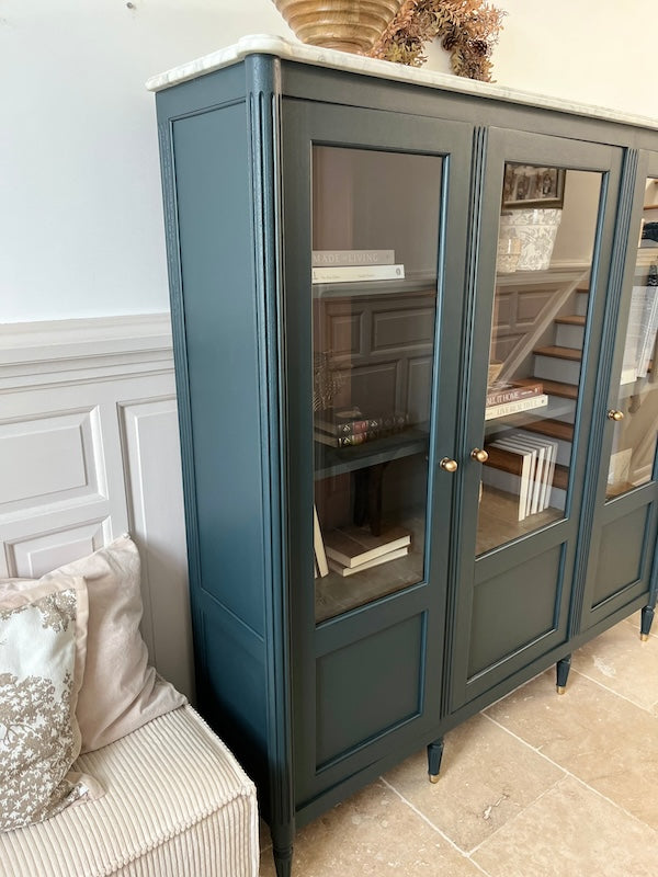 Vitrine 3 portes en bois et marbre
