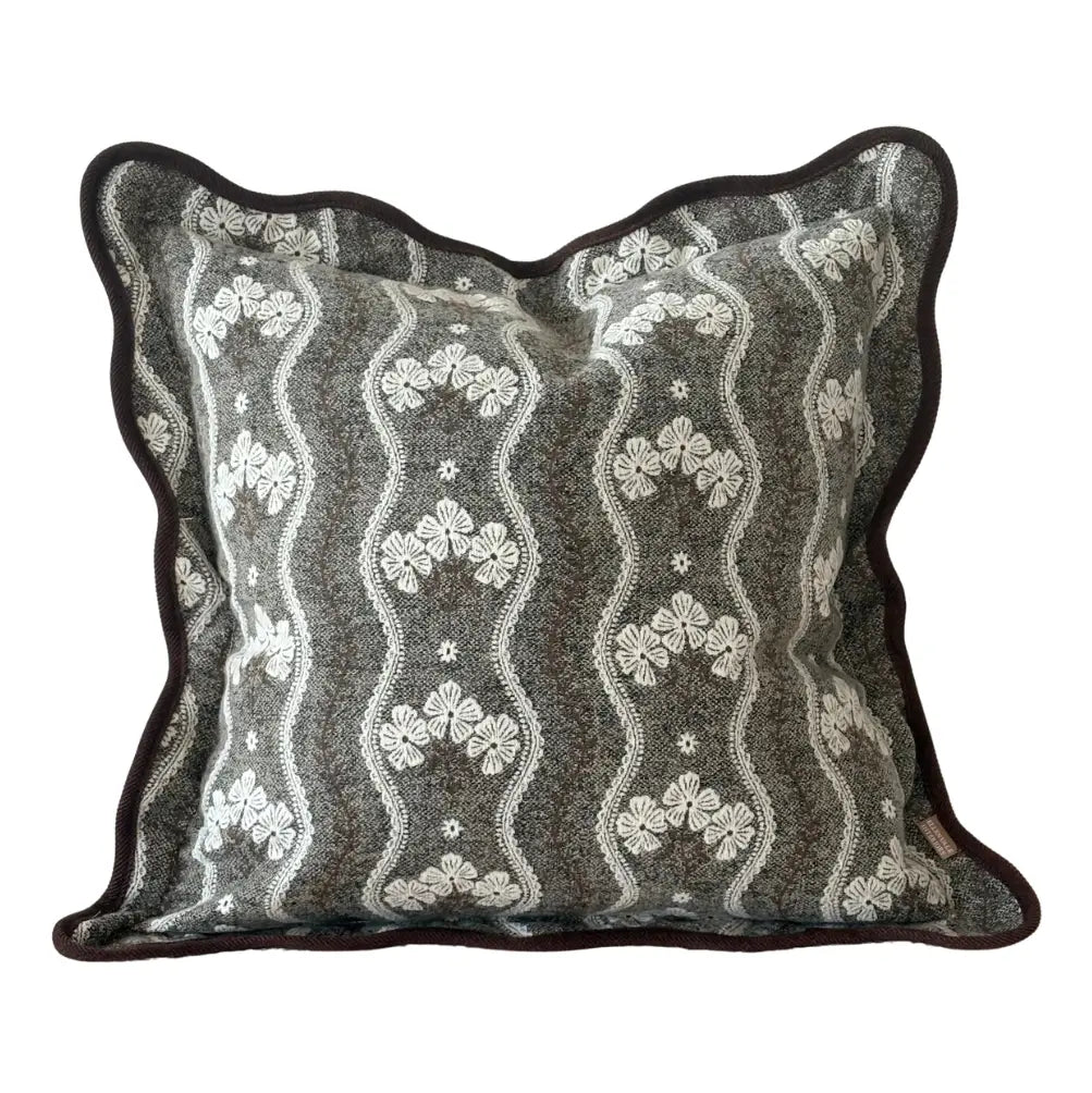 Housse Chloe Brown festonnée - 45x45 cm