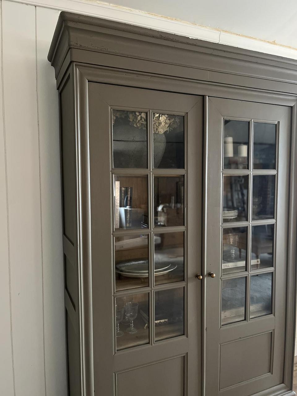 Grande vitrine en merisier kaki