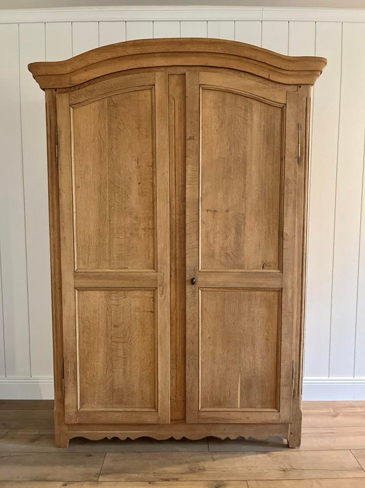 Armoire voûtée en chêne massif